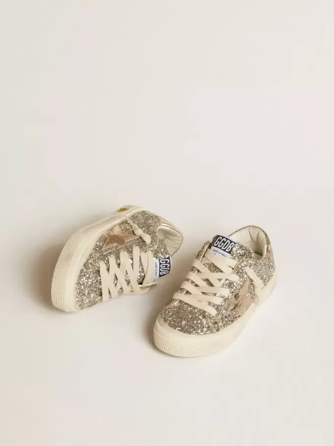 May Young in platina glitter met metallic leren ster en hielstuk May Young in platina glitter met metallic leren ster en hielstuk