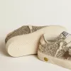 May Young in platina glitter met metallic leren ster en hielstuk May Young in platina glitter met metallic leren ster en hielstuk