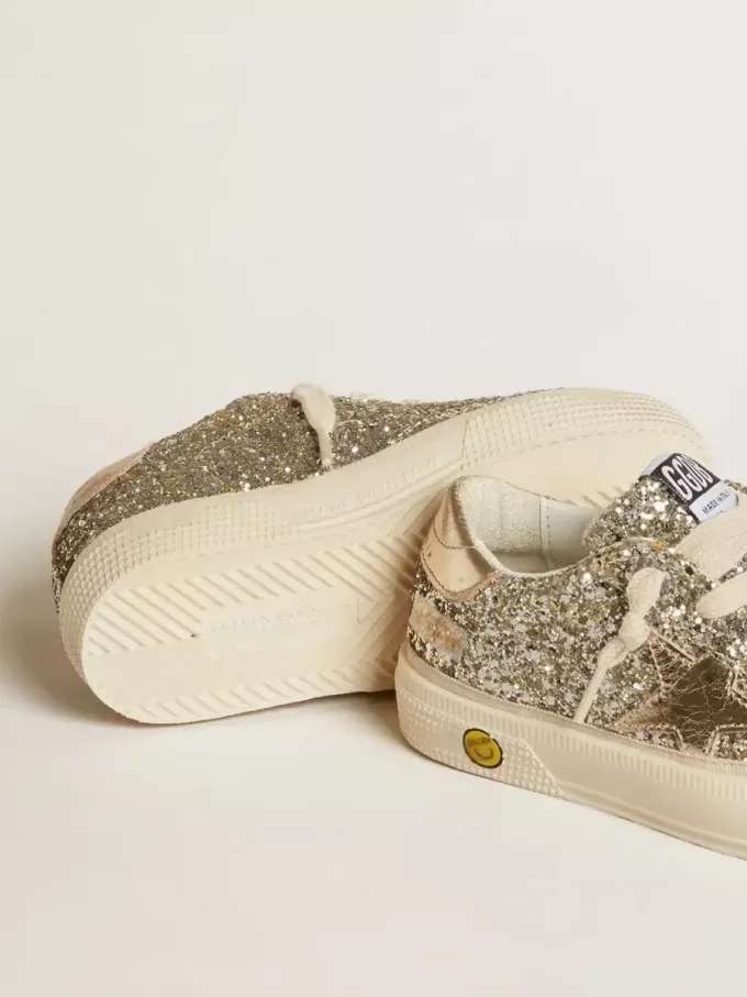 May Young in platina glitter met metallic leren ster en hielstuk May Young in platina glitter met metallic leren ster en hielstuk