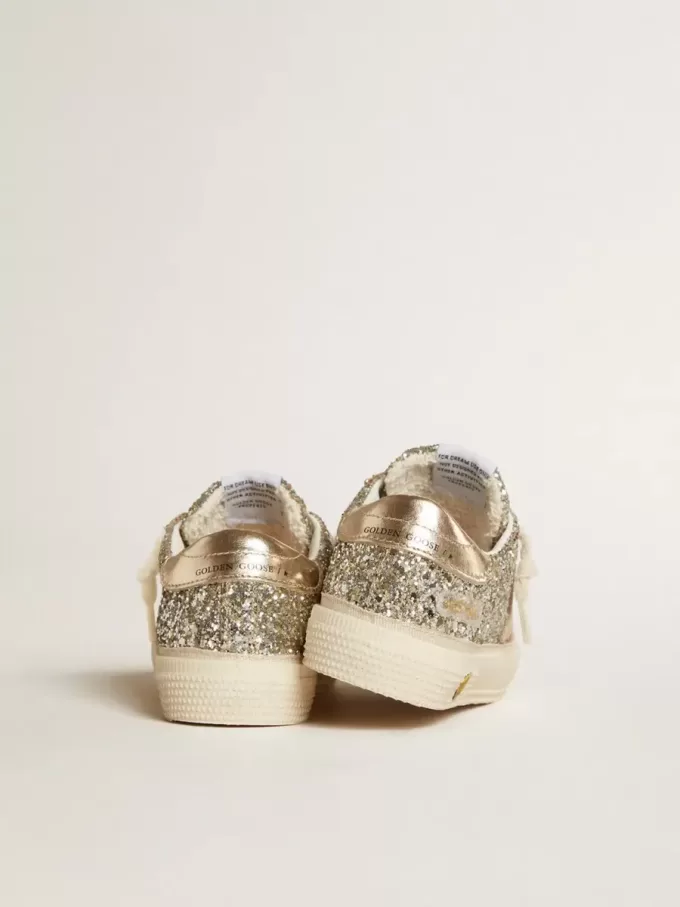 May Young in platina glitter met metallic leren ster en hielstuk May Young in platina glitter met metallic leren ster en hielstuk