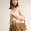 Medium Sally Bag in askleurig suède met contrasterende gesp en schouderriem