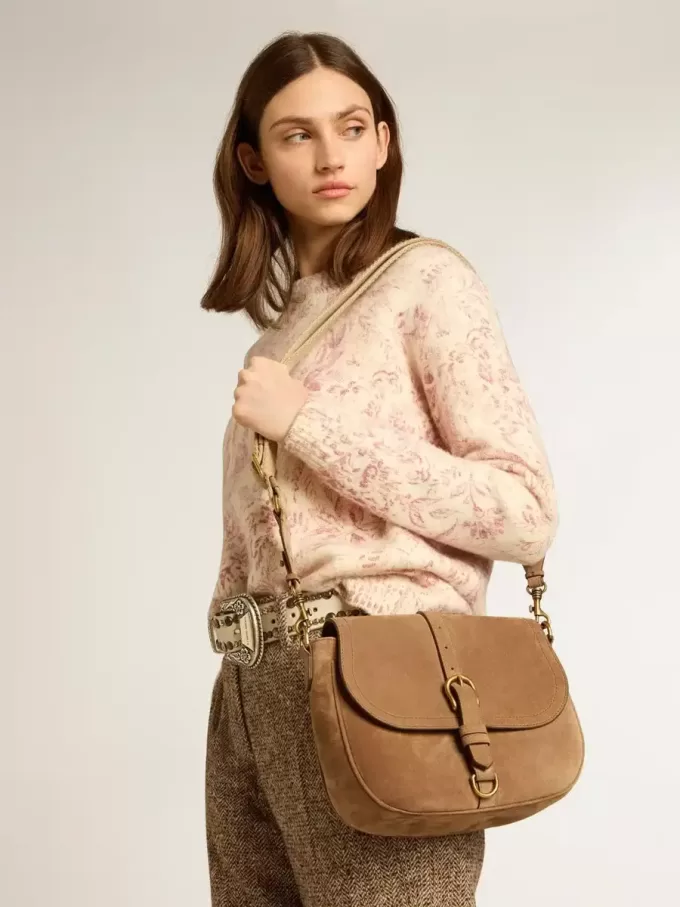 Medium Sally Bag in askleurig suède met contrasterende gesp en schouderriem