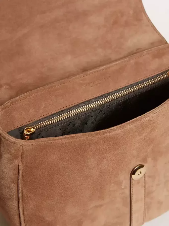 Medium Sally Bag in askleurig suède met contrasterende gesp en schouderriem