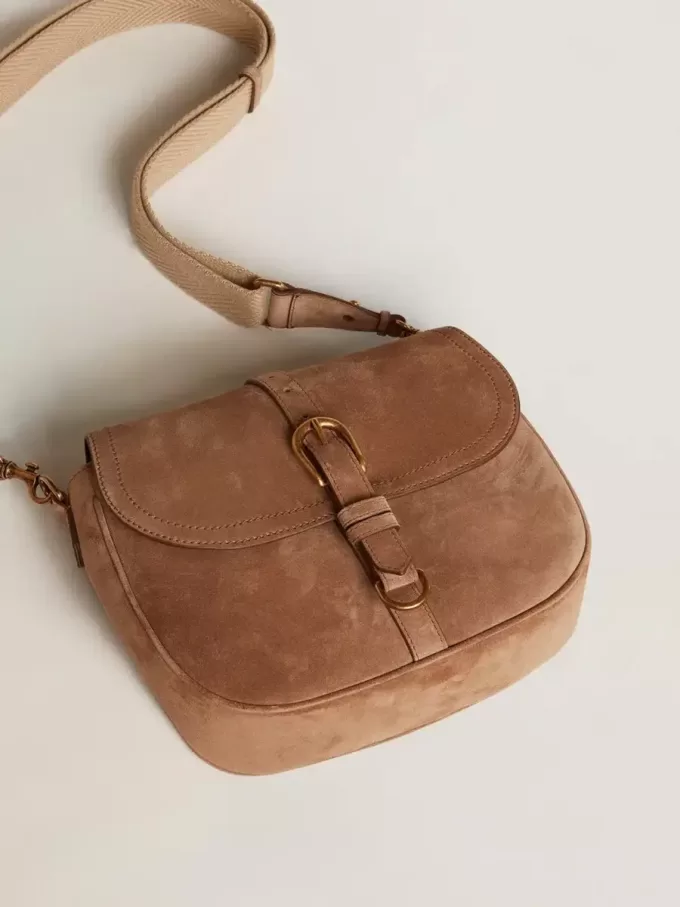 Medium Sally Bag in askleurig suède met contrasterende gesp en schouderriem