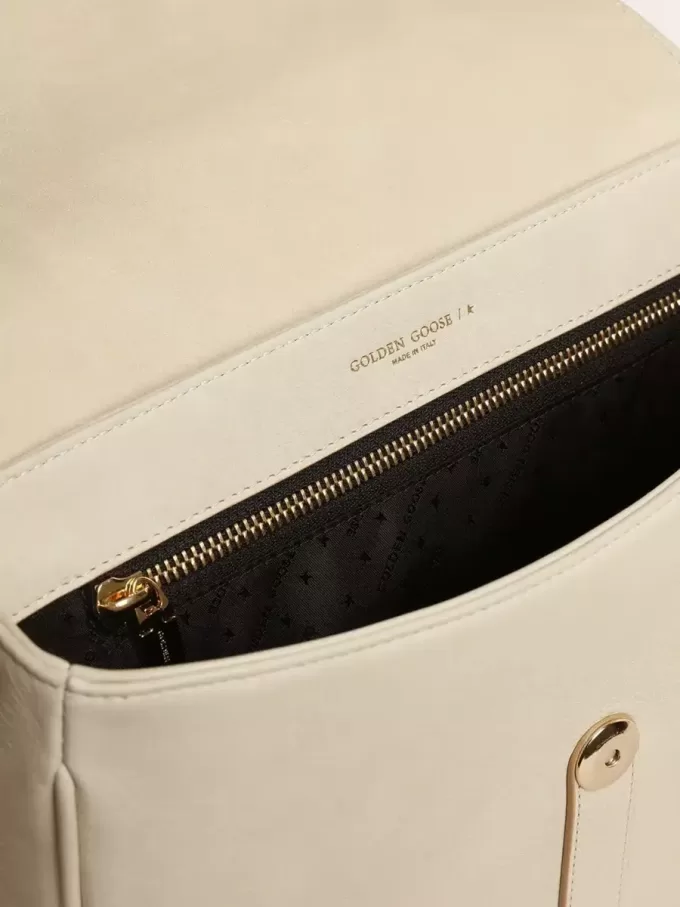 Medium Sally-tas van porseleinleer met gesp en contrasterende schouderriem