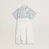 Meisjesshirtjurk van wit katoenen canvas met een blauwe nautische print en witte biezen.