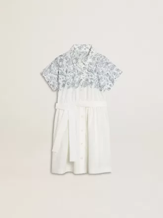 Meisjesshirtjurk van wit katoenen canvas met een blauwe nautische print en witte biezen.