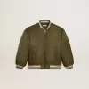 Militairgroen nylon bomberjack voor kinderen met opschrift op de rug.