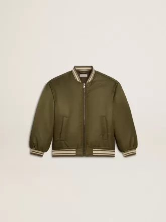 Militairgroen nylon bomberjack voor kinderen met opschrift op de rug.