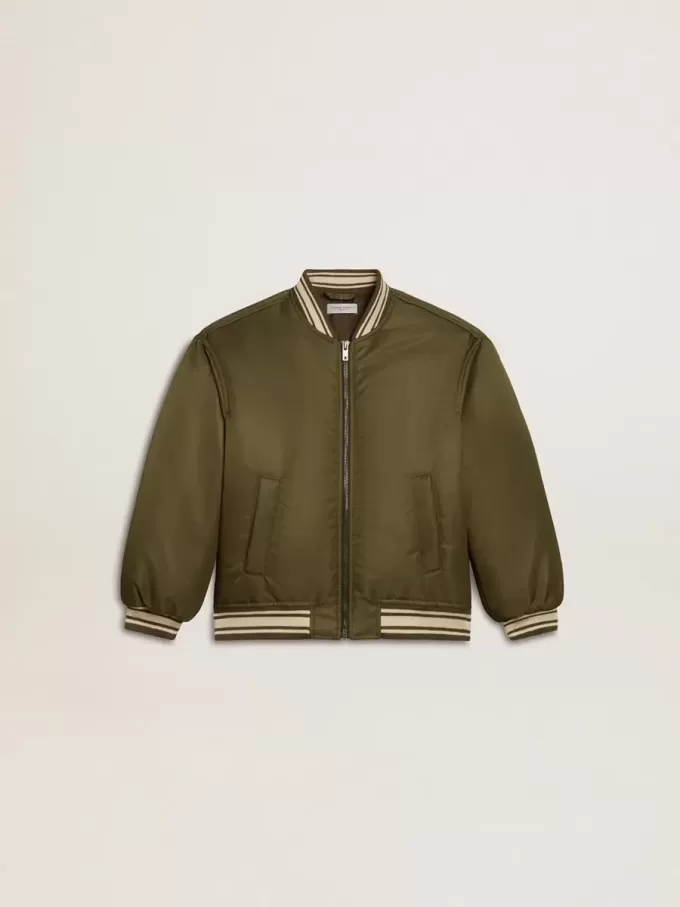 Militairgroen nylon bomberjack voor kinderen met opschrift op de rug.