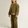 Militairgroen nylon bomberjack voor kinderen met opschrift op de rug.