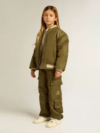Militairgroen nylon bomberjack voor kinderen met opschrift op de rug.