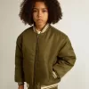 Militairgroen nylon bomberjack voor kinderen met opschrift op de rug.