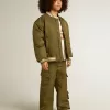 Militairgroen nylon bomberjack voor kinderen met opschrift op de rug.