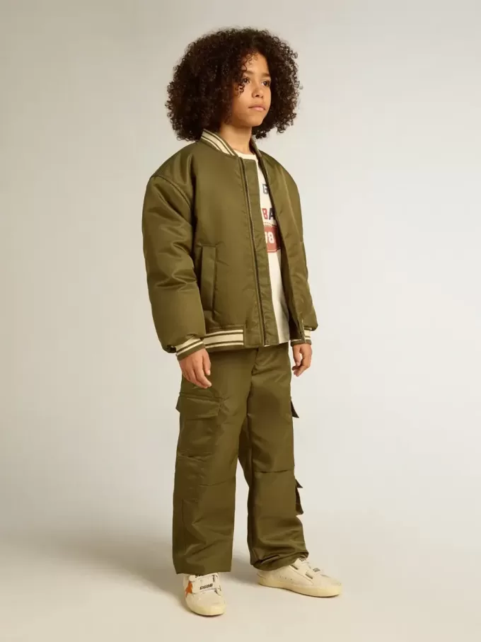 Militairgroen nylon bomberjack voor kinderen met opschrift op de rug.