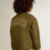 Militairgroen nylon bomberjack voor kinderen met opschrift op de rug.