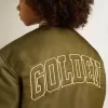 Militairgroen nylon bomberjack voor kinderen met opschrift op de rug.