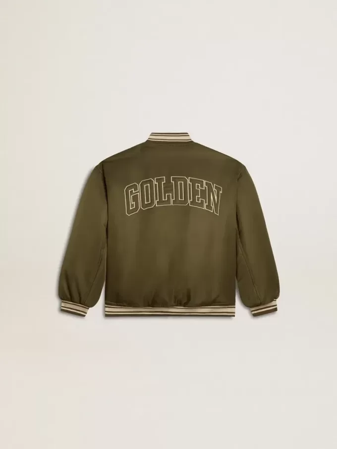 Militairgroen nylon bomberjack voor kinderen met opschrift op de rug.