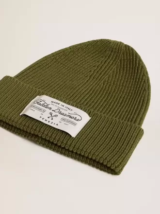 Militairgroene katoenen beanie met applicatielabel op de voorkant