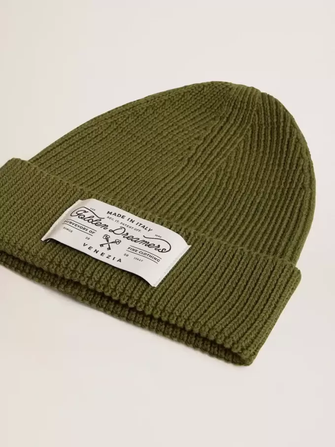 Militairgroene katoenen beanie met applicatielabel op de voorkant