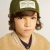 Militairgroene katoenen beanie met applicatielabel op de voorkant
