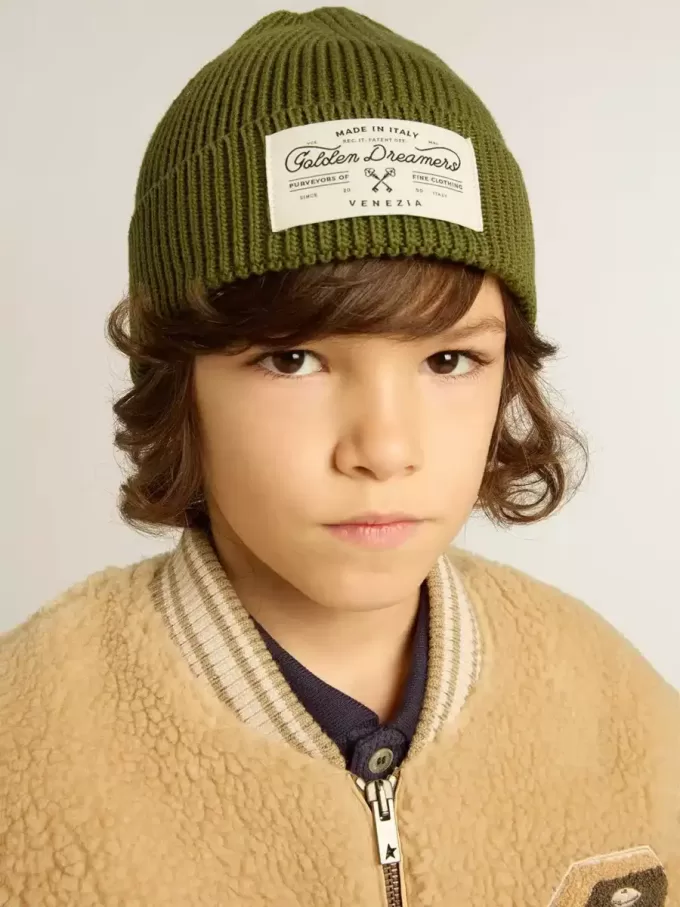Militairgroene katoenen beanie met applicatielabel op de voorkant
