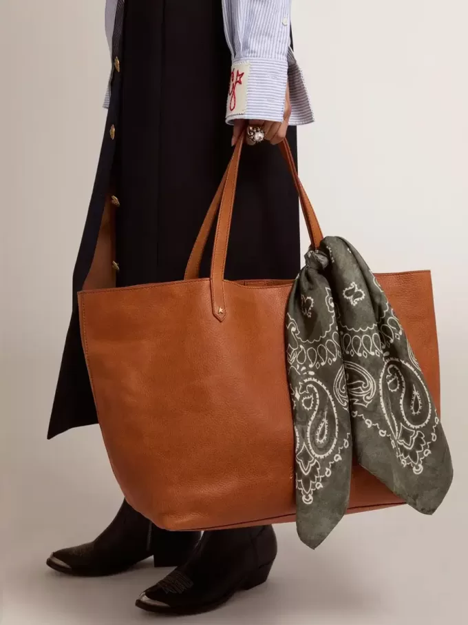 Mosgroene sjaal met paisleypatroon