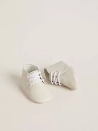 New Born sneakers van wit leer met geperforeerde ster
