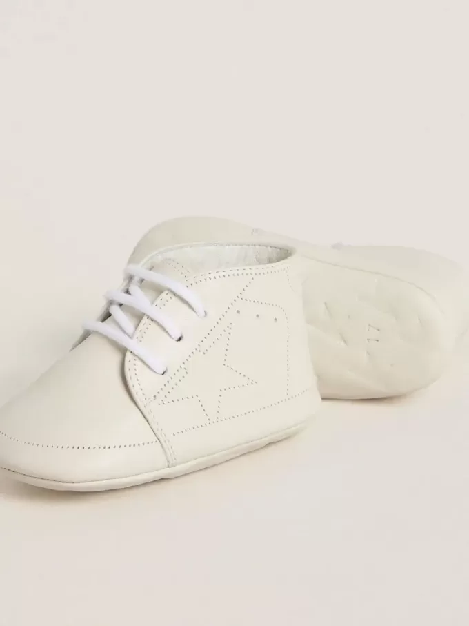 New Born sneakers van wit leer met geperforeerde ster