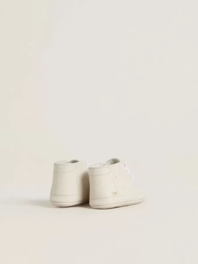 New Born sneakers van wit leer met geperforeerde ster