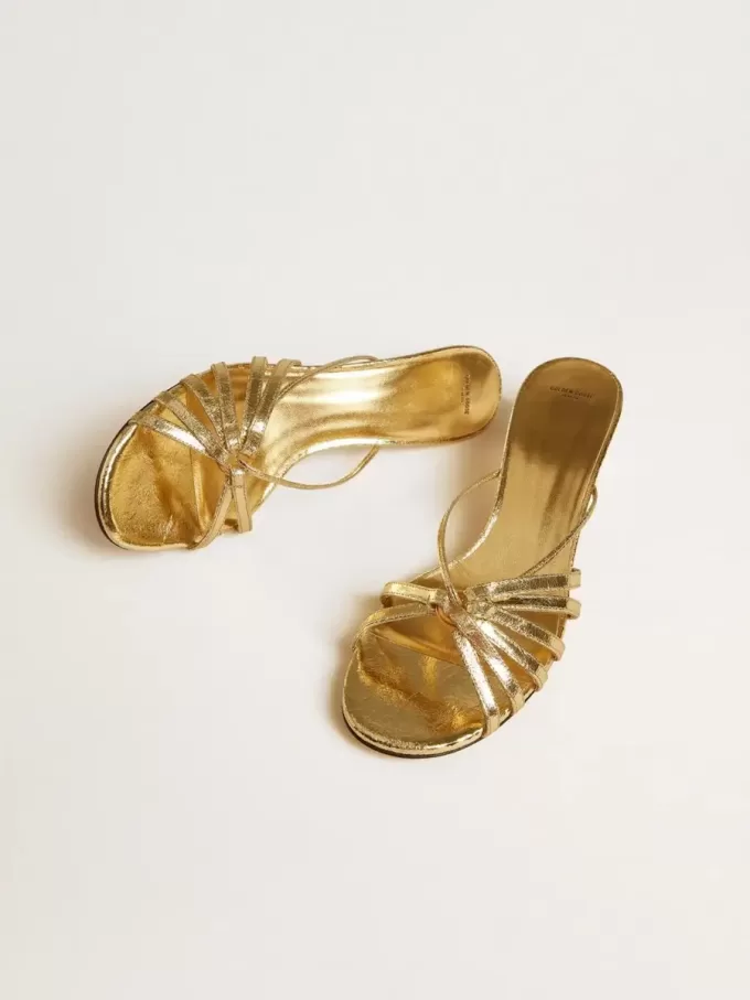 Nico sandalen met kittenhak in metallic goudkleurig leer