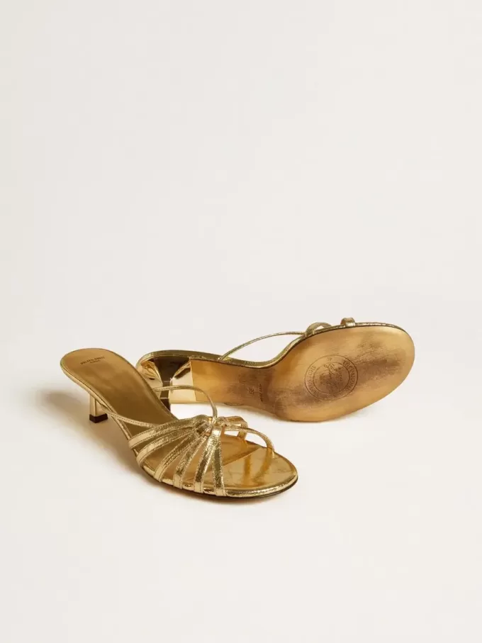 Nico sandalen met kittenhak in metallic goudkleurig leer