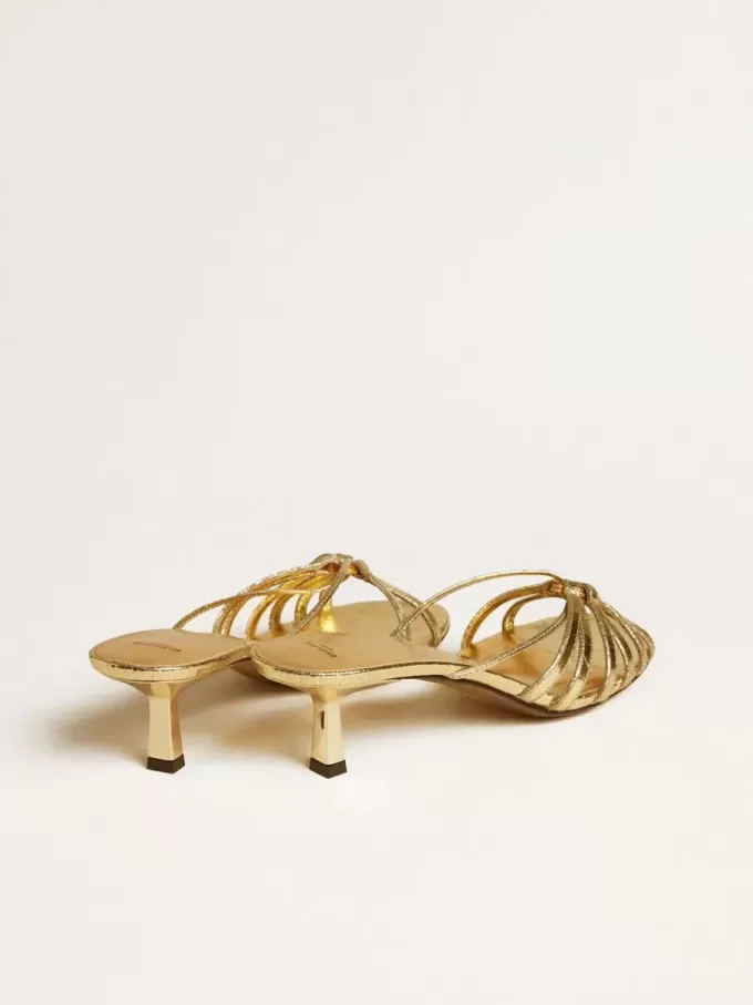 Nico sandalen met kittenhak in metallic goudkleurig leer
