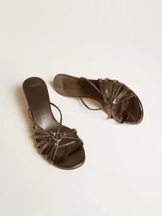 Nico sandalen met kittenhak in metallic grijs leer