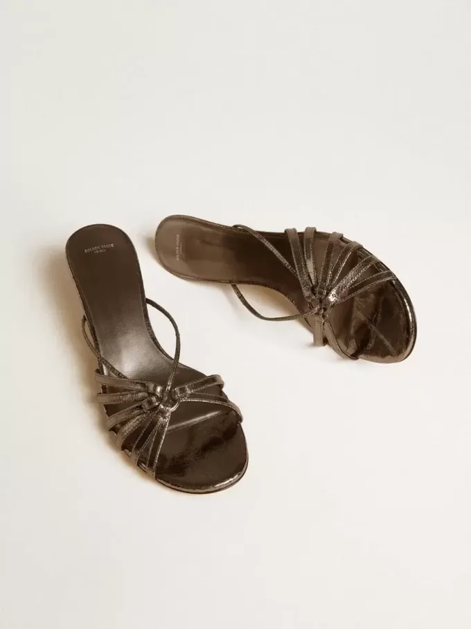 Nico sandalen met kittenhak in metallic grijs leer