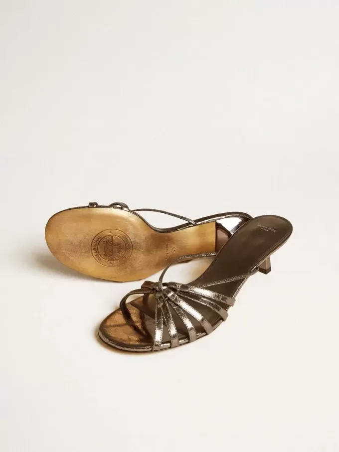 Nico sandalen met kittenhak in metallic grijs leer