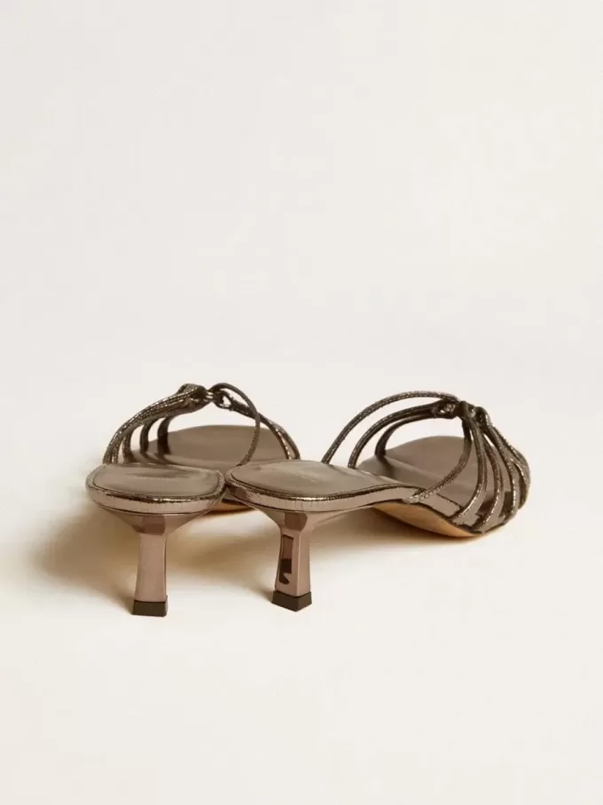 Nico sandalen met kittenhak in metallic grijs leer