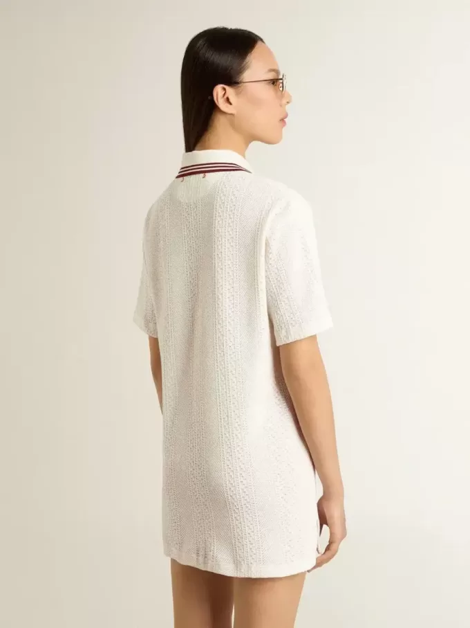 Oasis polojurk voor dames in wit geperforeerd jersey met bordeauxrode strepen