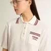 Oasis polojurk voor dames in wit geperforeerd jersey met bordeauxrode strepen