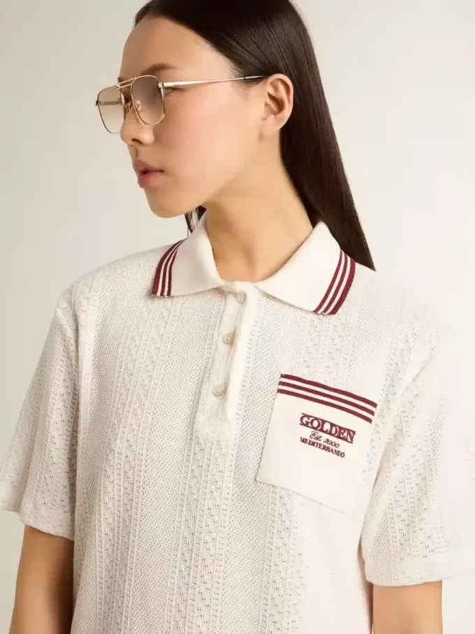 Oasis polojurk voor dames in wit geperforeerd jersey met bordeauxrode strepen