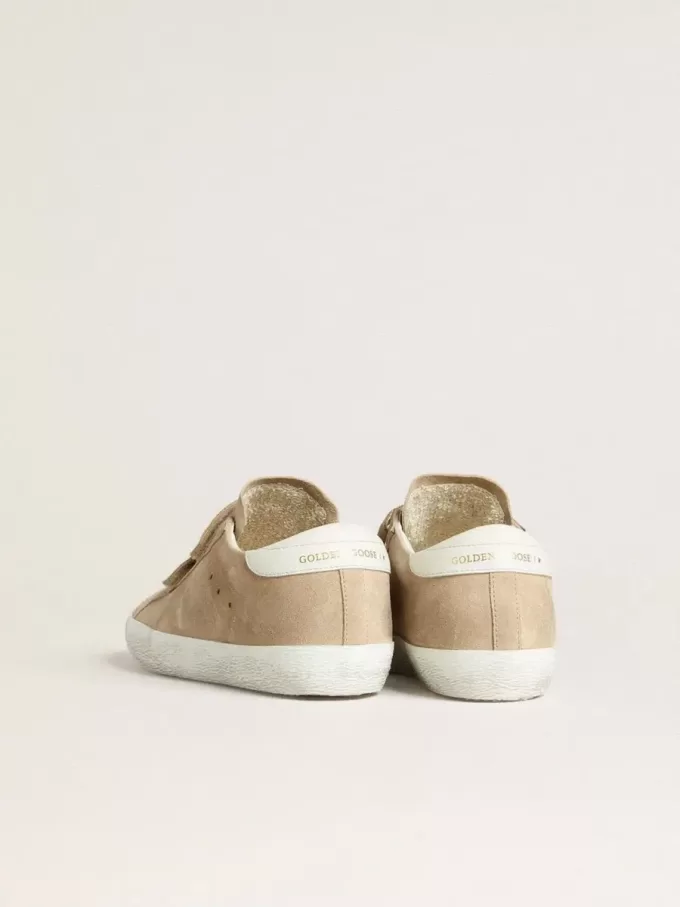 Old School voor dames in beige suède met witte leren hiellip.
