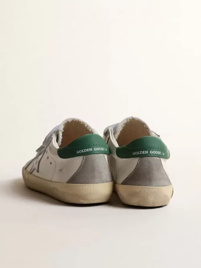 Old School Young met metallic leren ster en groene hiellip