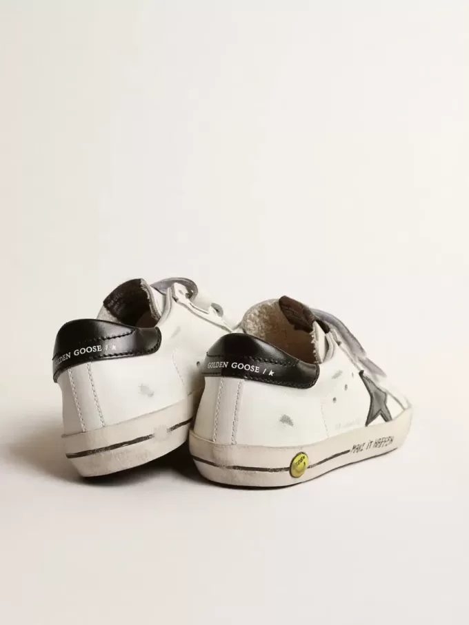 Old School Young met metallic leren ster en zwarte hiellip