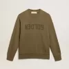 Olijfgroen herensweatshirt met gouden letters