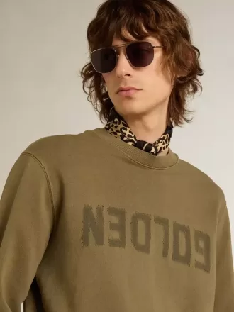 Olijfgroen herensweatshirt met gouden letters
