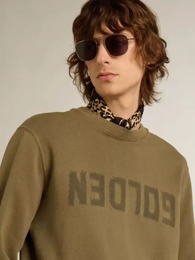Olijfgroen herensweatshirt met gouden letters