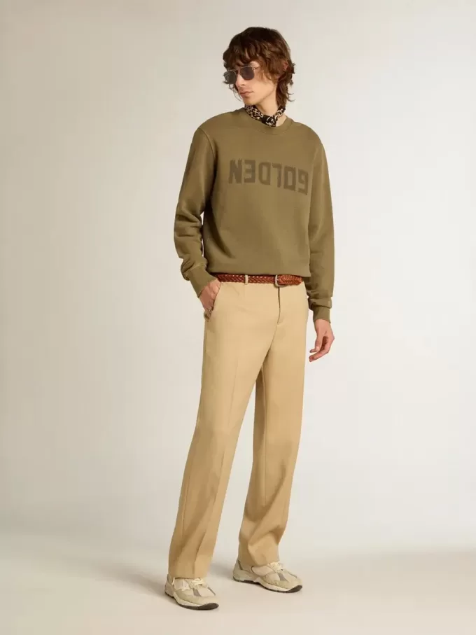 Olijfgroen herensweatshirt met gouden letters