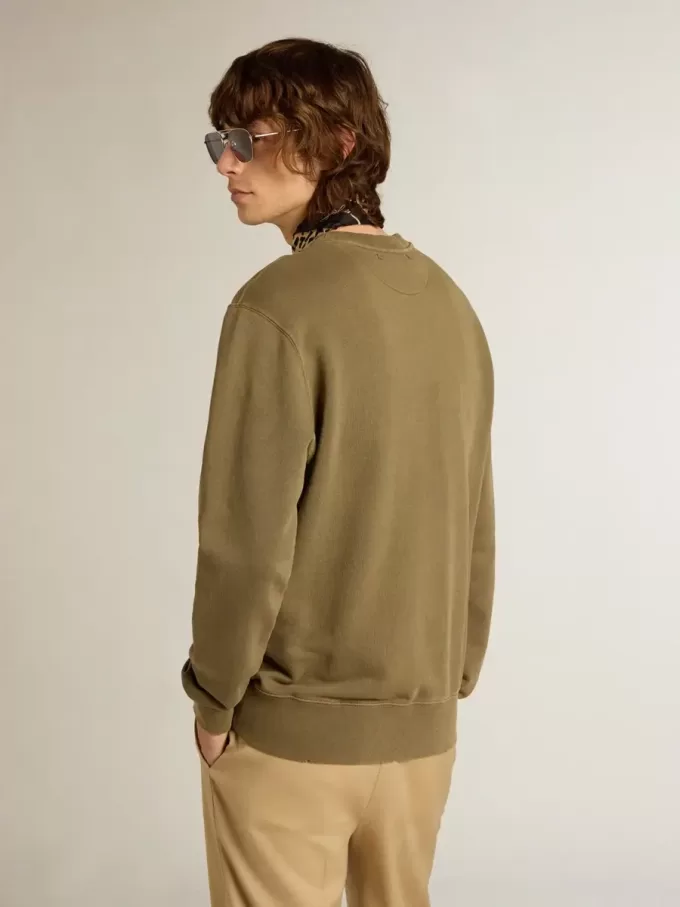 Olijfgroen herensweatshirt met gouden letters