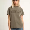 Olijfgroen T-shirt met normale pasvorm en gouden letters op de voorkant