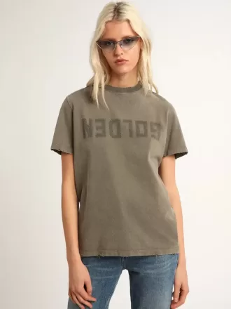 Olijfgroen T-shirt met normale pasvorm en gouden letters op de voorkant